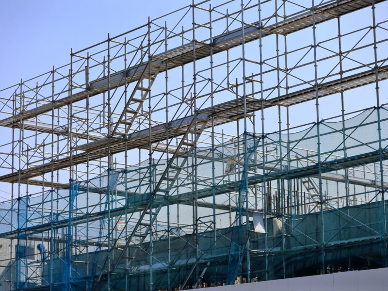 Measuring and monitoring scaffold inclination at construction sites